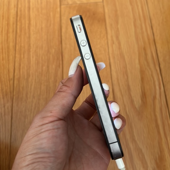 iPhone 4s - Black - 16GB - Picture 2 of 5